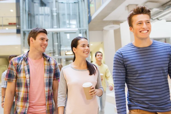 Grupo de estudiantes sonrientes con tazas de café de papel — Foto de Stock