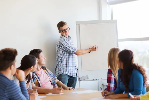 Grupa uśmiechający się studentów z biały deska — Zdjęcie stockowe