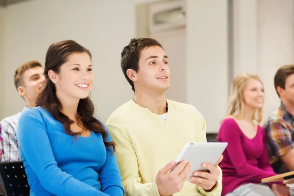 Gruppe lächelnder Schüler mit Tablet-PC — Stockfoto