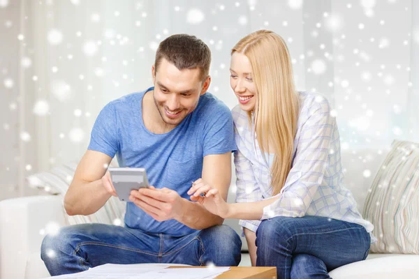 Happy couple with papers and calculator at home — Stock Photo, Image