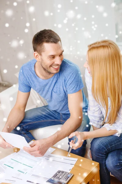 Happy couple with papers and calculator at home — Stock Photo, Image