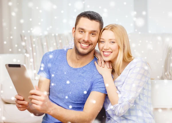 Sorrindo casal feliz com tablet pc em casa — Fotografia de Stock