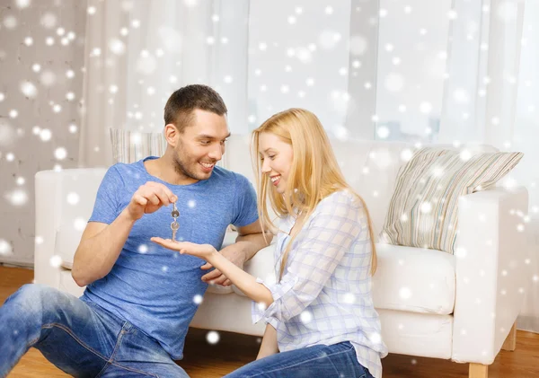 自宅での笑みを浮かべてカップル持株のキー — ストック写真