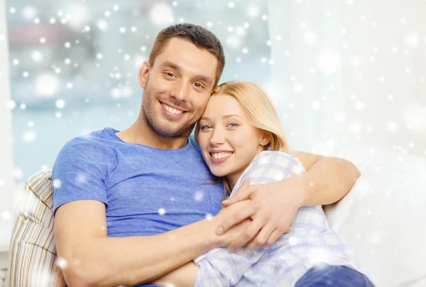 Feliz casal abraçando em casa — Fotografia de Stock