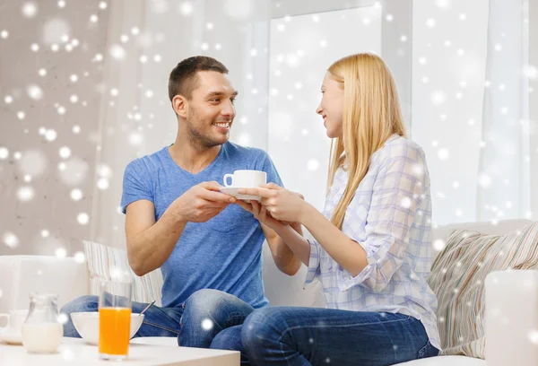 Muž dává jeho přítelkyně nebo manželka šálek kávy — Stock fotografie