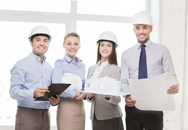 Equipo de negocios feliz en la oficina — Foto de Stock