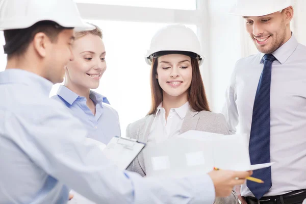 Glückliches Geschäftsteam im Amt — Stockfoto