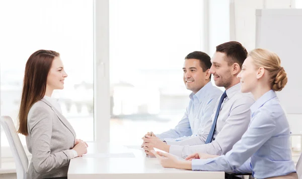 Lächelnde Geschäftsfrau bei Vorstellungsgespräch im Büro — Stockfoto