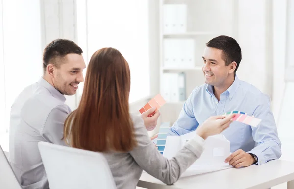 Paar kijken naar model van hun huis op kantoor — Stockfoto