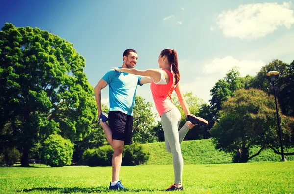 Lächelndes Paar streckt sich im Freien — Stockfoto