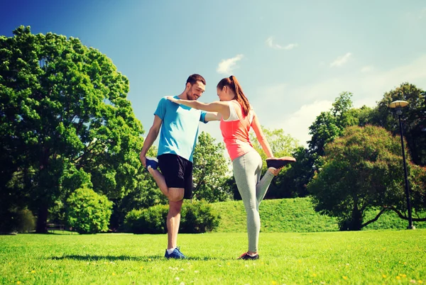 Couple souriant s'étirant à l'extérieur — Photo