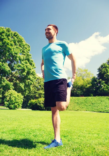 Sonriente hombre estirándose al aire libre —  Fotos de Stock