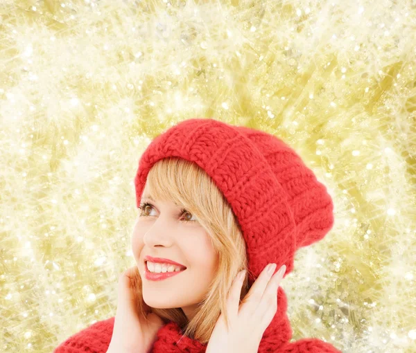 Sorrindo jovem mulher em roupas de inverno — Fotografia de Stock