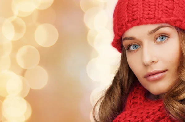 Close up de sorrir jovem mulher em roupas de inverno — Fotografia de Stock