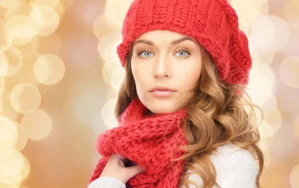 Close up de jovem mulher em roupas de inverno — Fotografia de Stock