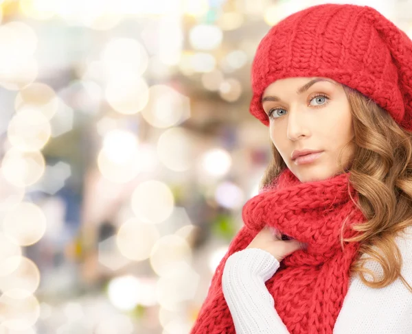 Jonge vrouw in winterkleding — Stockfoto