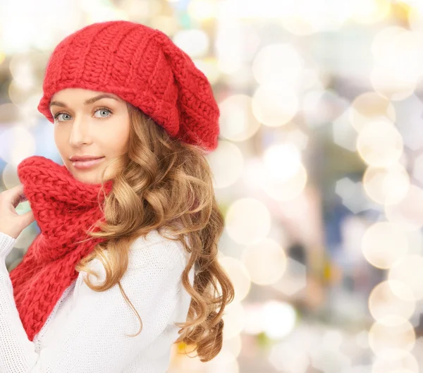 Mujer joven en ropa de invierno —  Fotos de Stock