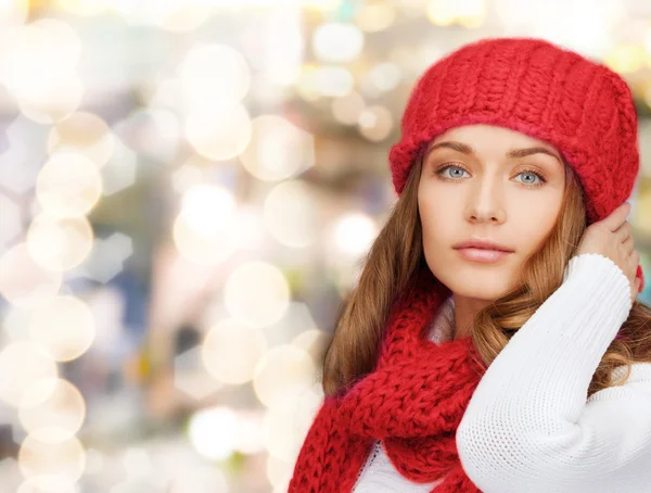 Jonge vrouw in winterkleding — Stockfoto