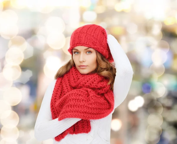 Junge Frau in Winterkleidung — Stockfoto