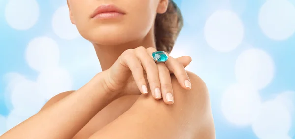 Primo piano della mano della donna con grande anello da cocktail blu — Foto Stock