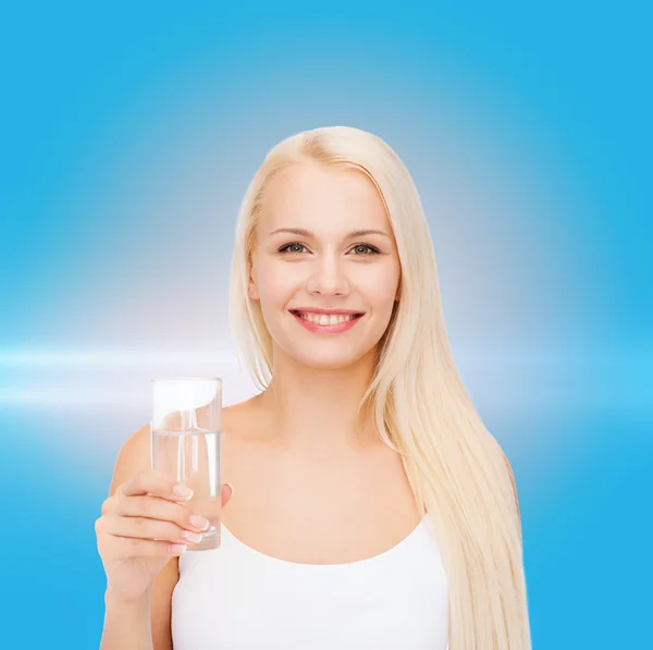 Joven mujer sonriente con vaso de agua —  Fotos de Stock