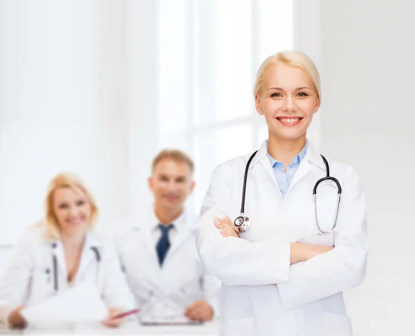 Medico sorridente femminile con stetoscopio — Foto Stock