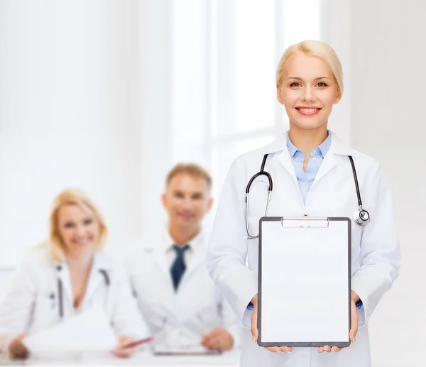 Sorridente medico femminile con appunti — Foto Stock