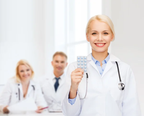 Médico sonriente con pastillas — Foto de Stock