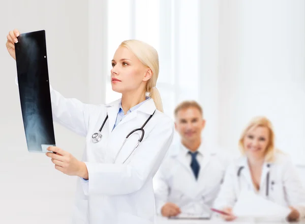 Médecin féminin sérieux qui regarde la radiographie — Photo