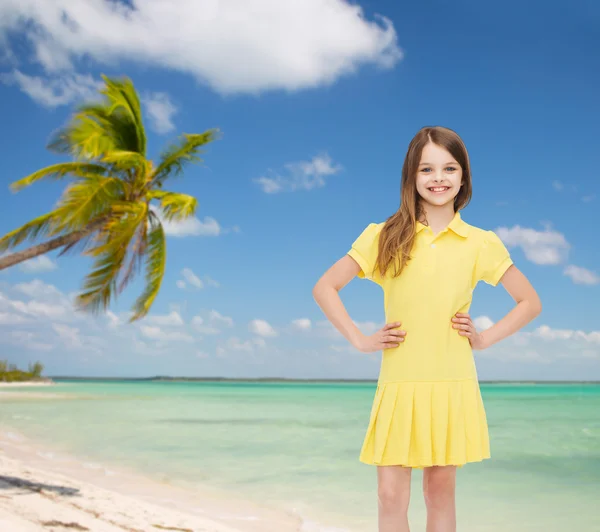 Glimlachend meisje in gele jurk — Stockfoto