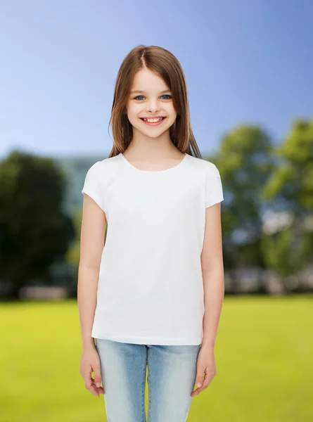 Glimlachend klein meisje in wit blanco t-shirt — Stockfoto