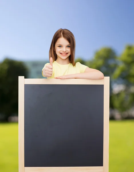 Menina feliz com quadro negro em branco — Fotografia de Stock