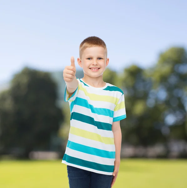 Niño pequeño en ropa casual con los brazos cruzados — Foto de Stock