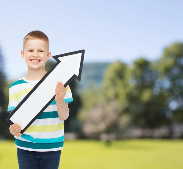Улыбающийся мальчик с пустой стрелкой, указывающей направо — стоковое фото