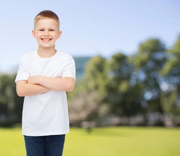 Lachende jongetje in witte lege t-shirt — Stockfoto