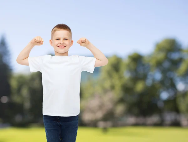 Lachende jongetje in witte lege t-shirt — Stockfoto