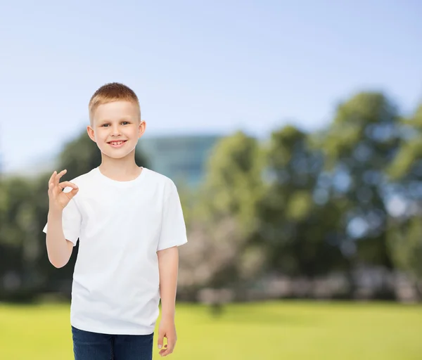 Lachende jongetje in witte lege t-shirt — Stockfoto