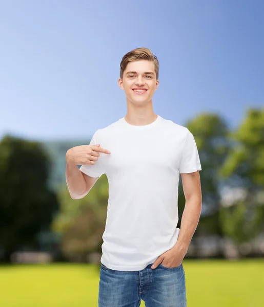 Joven sonriente en camiseta blanca en blanco — Foto de Stock