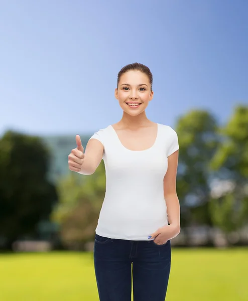 微笑在空白的白色 t 恤的年轻女子 — 图库照片