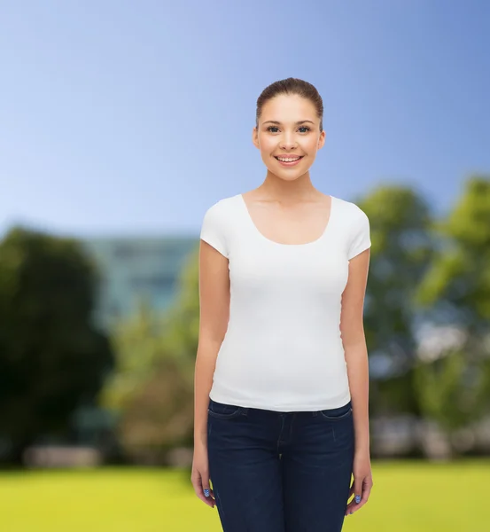 Sorridente giovane donna in bianco t-shirt — Foto Stock