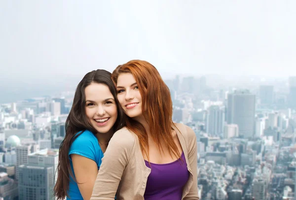 Sorridente adolescente meninas abraçando — Fotografia de Stock