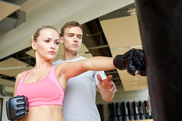 Femme avec entraîneur personnel boxe dans la salle de gym — Photo