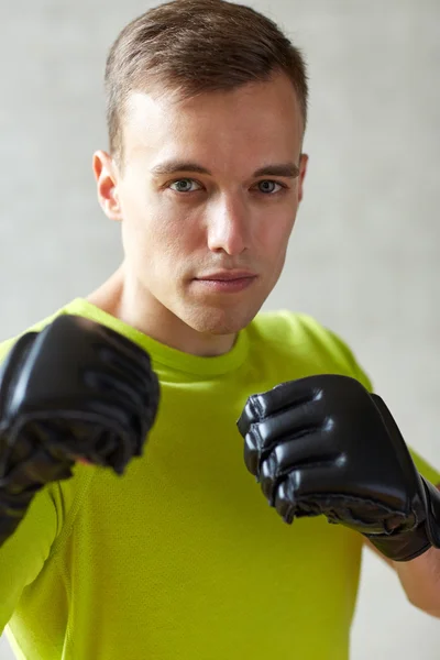 Mladý muž v boxerských rukavicích — Stock fotografie