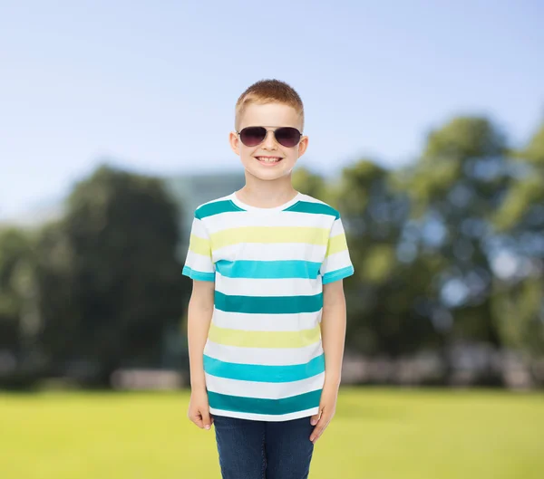 Sonriente lindo niño en gafas de sol —  Fotos de Stock