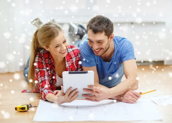 Couple souriant avec plan à la maison — Photo