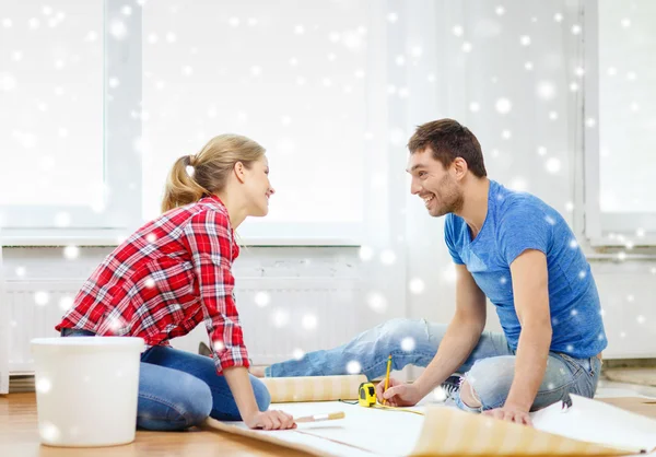 Pareja sonriente midiendo fondo de pantalla —  Fotos de Stock