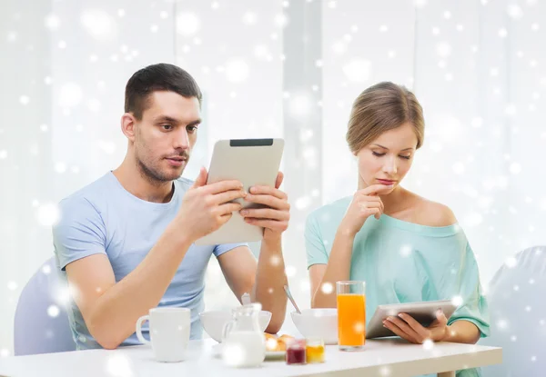 Paar mit Tablet-PC beim Frühstück — Stockfoto