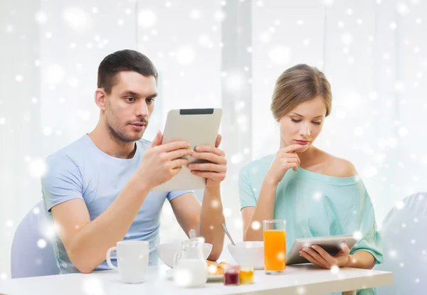 Couple with tablet pc having breakfast — Stock Photo, Image