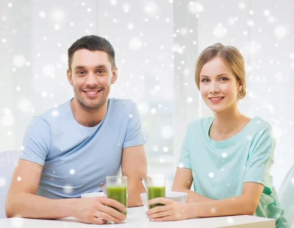 Pareja sonriente desayunando en casa — Foto de Stock