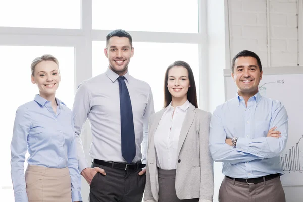 Equipe de negócios feliz no escritório — Fotografia de Stock